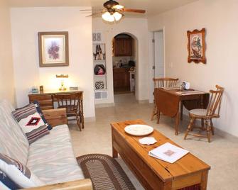 Perfect for Travel Nurses, Professionals or Relocation to Santa Fe! - Santa Fe - Living room