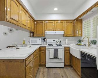 Cali Home Base near NAS w/Game Room - Hanford - Кухня