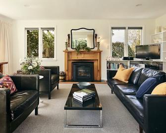 Magical Vineyard Cottage | Pool | Stunning Views | Sleeps 6 | Near Blenheim - Blenheim - Living room