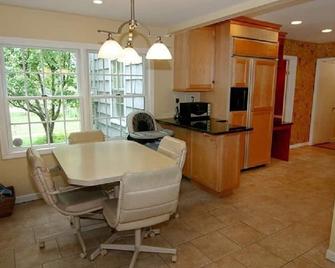 Beautiful property one minute from Winged Foot golf course - Mamaroneck - Dining room