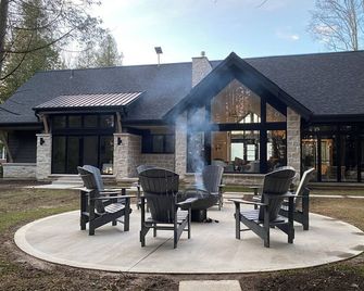 Luxurious Lakehouse Newly Built Lake House. Only 1.5 hours from Toronto! - Markdale - Patio
