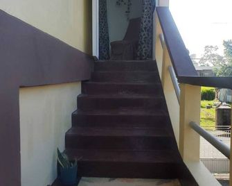 Onyx's Abode - Dinsley - Escaleras