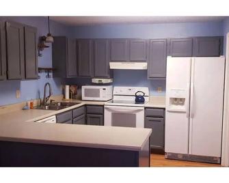 The Cul De Sac Family Home - Maumelle - Kitchen
