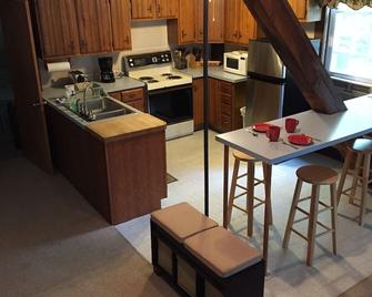 3's A Charm - Relax After Wine Touring, Sightseeing & Shopping - Seneca Falls - Kitchen