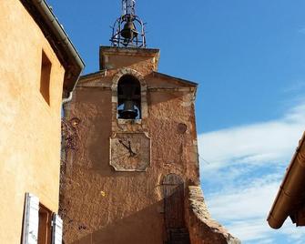 La Dame Au Balcon - Roussillon
