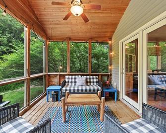 'It's a Dog's Life\' - Unleash Your Fun Here! - Three Oaks - Balcony