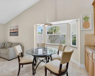 Family-Friendly Boca Gem: 4br/3ba W/ Pool & Sauna - Boca Raton - Dining room
