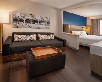 SpringHill Suites by Marriott Herndon Reston - Herndon - Bedroom