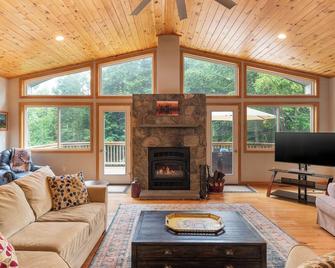 Luxury Chalet Nr Attitash W/Fireplace-3 Br;2+ba - Bartlett - Living room