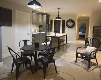 The Retreat at Stirling - Stirling - Dining room