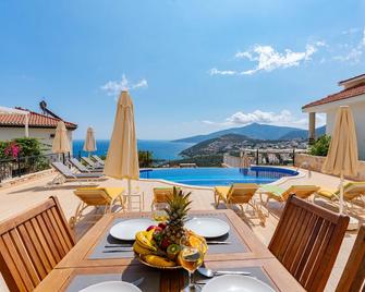 Centrally Located Three bedroom Apartment.With Infinity Pool and Great Sea Views - Kalkan - Pool