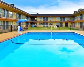 1 King Bed & 1 Full Bed - Chickasha - Zwembad