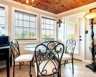 Captains Quarters 3 Comm Pools Pet Friendly - Destin - Dining room