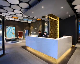 Orange Hotel Nanjing Xinjiekou Zhangfuyuan Metro Station - Nanjing - Front desk