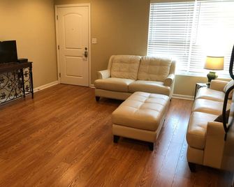 100 C Is A Beautiful Corporate Suite ~ Safe And Private! - Elizabethtown - Wohnzimmer