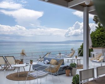 White Suites - Afytos - Balkon