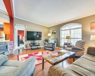 Serene Presque Isle Harbor Home on Sunrise Side! - Presque Isle - Sala de estar