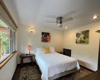 Jungle view bedroom with private entrance,outdoor private Bali style bathroom - Hilo - Bedroom