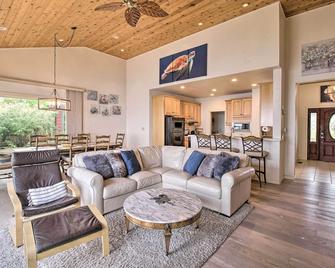Oceanfront Point Arena House With Lovely - Point Arena - Sala de estar
