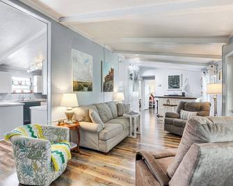 Lake Marion Home Kayaks, Dock, Waterfront Fun! - Summerton - Sala de estar