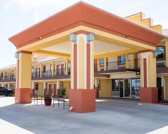 Sands Inn & Suites - Woodward - Building