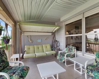 Heron's Sea Cottage with view of Space X and just minutes from South Padre Island #1040 - Port Isabel - Patio