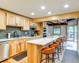 Skier's Paradise: Townhome w/ Deck in Cortland! - Cortland - Kitchen