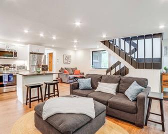 Sawyer Retreat with Fire Pit Less Than 2 Mi to Beaches! - Sawyer - Living room
