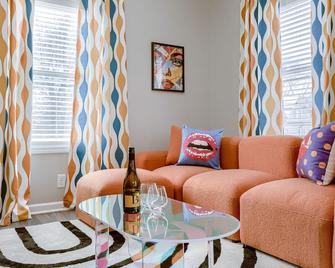 UNL Retreat Eclectic 5bd 5mins to Downtown - Lincoln - Living room