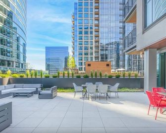 Gorgeous Apt with Pool Views - Boston - Balcón