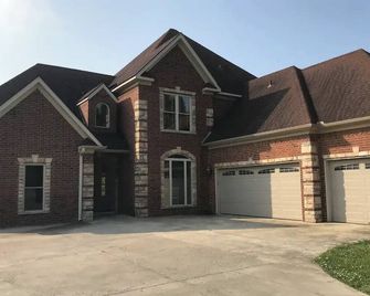 Spacious 5-bedroom house in lovely Blytheville with WiFi, fitness room - Blytheville - Gebäude