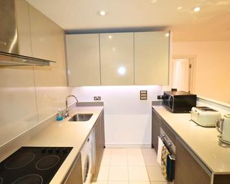 Maidenhead Stylish And Modern 2 Bedroom Apartment - Maidenhead - Kitchen
