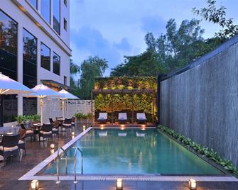 Radisson Mumbai Andheri Midc - Bombay - Piscina