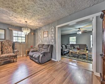 Cozy Jacksonville Home with Yard about 8 Mi to Dtwn - Jacksonville - Living room