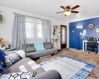 Private Deck and Yard Pet-Friendly Craig Townhome! - Craig - Вітальня
