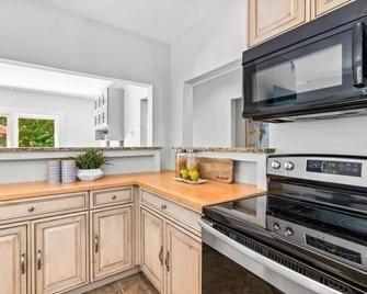 Walking distance to Blue Hills Ski Area. - Canton - Kitchen