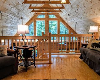 Cabin life near Asheville/Hendersonville. Secluded but still convenient escape! - Fletcher - Living room