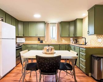 Keepers Cottages - 2 Cottages, One Perfect Getaway - Kincardine - Kitchen