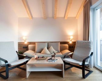 Erlebnishotel Fendels - Fendels - Living room