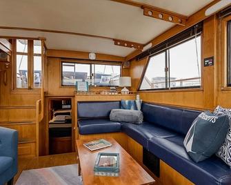 2br Spacious & Comfy 43' Yacht - Heat & Ac - On The Freedom Trail - Best Nights Sleep - Boston - Living room