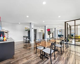 ホームタウンスタジオサンアントニオE - フロストバンクセンター - サンアントニオ - レストラン