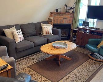 Beautiful, Family-friendly lakefront Cottage on a popular sandbar. - Marmora - Sala de estar