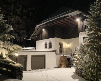 Schwarzwald-Villa mit Indoor-Pool - Feldberg - Edificio
