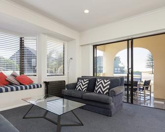 Sand Castles - Mount Maunganui Holiday Home - Mount Maunganui - Wohnzimmer