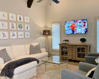 The Loveliest Cottage on the Plains! 2BR/2BA Smart Cottage 1.4M to Campus - Auburn - Wohnzimmer