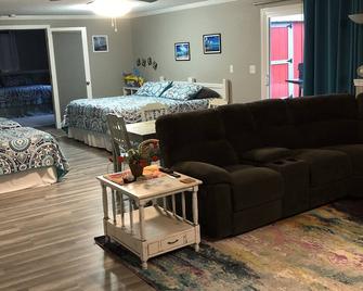Private Lower Level Suite in Home-Sep Entrance! - Freeport - Спальня