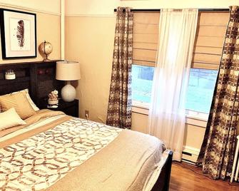 Cozy 1 Bedroom Apartment Can Sleep 4 Queen Size Bed Couch In Living Room - East Stroudsburg - Bedroom