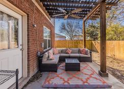 Exclusive 5Bedroom Home perfect for groups with Arcade Games! - Dallas - Patio