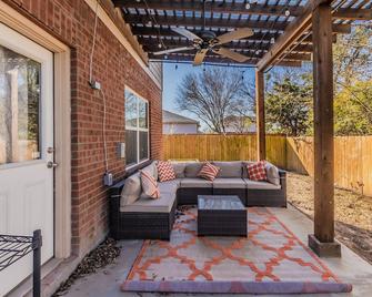 Exclusive 5Bedroom Home perfect for groups with Arcade Games! - Dallas - Patio