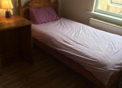3 Bedroom Bungalow Close To The Beach And All Amenities - Porthcawl - Bedroom